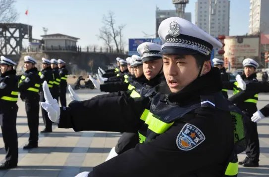 辅警执法被骂后与市民对骂是怎么回事?