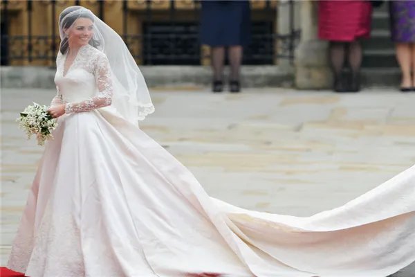 世界上最美十大婚纱:伊丽莎白二世的婚纱上镶满了1万颗珍珠