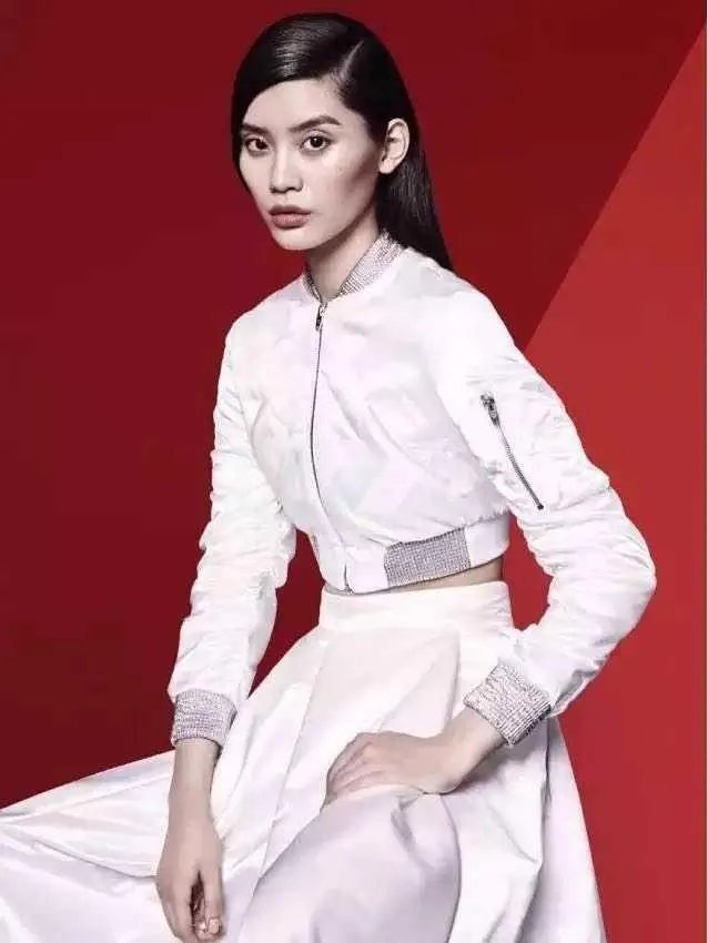 2017年维密秀，对待奚梦瑶摔跤事件，来尬聊会儿你第一时间关注到的是什么？