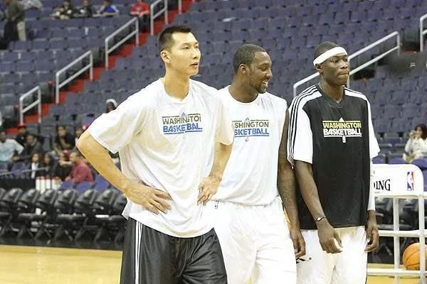 为什么易建联比赛时总是双手扣篮？
