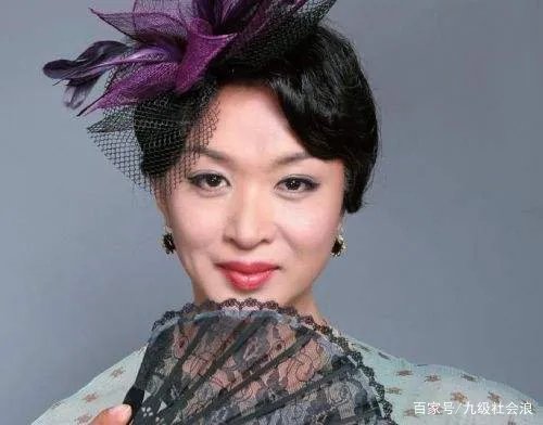 金星老公被问及如何解决生理问题时四字回应,网友:涨知识了。你怎么看?
