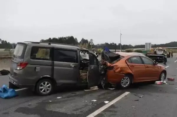 江西发生一起惨烈车祸,致4人死亡,事故发生的原因是什么?