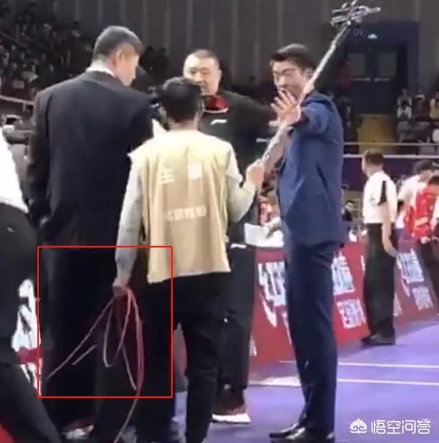 浙江广厦男篮助教王博摊上事了,在CBA比赛现场阻碍记者拍摄,损坏拍摄仪器,如何评价?