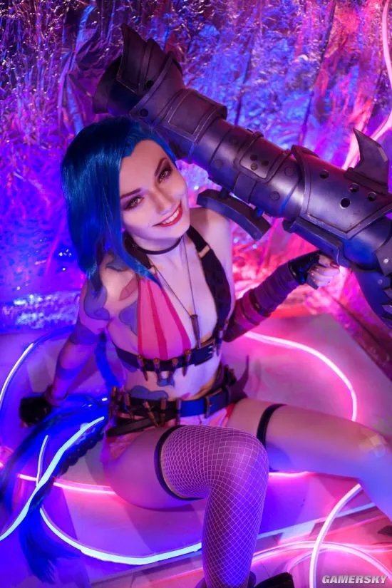 白俄妹子《LOL》金克斯COS 暴走萝莉自带表情包