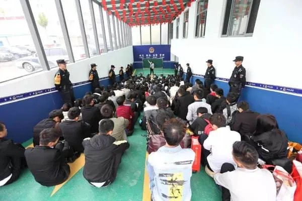 陕西一98年小伙误入传销当街抱交警求助,他当初是如何进入组织内部的?
