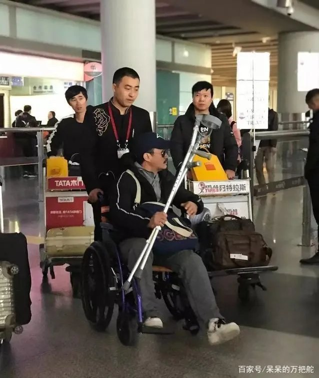 吴京自曝伤病严重到可领残疾证,膝盖软骨没了下肢瘫痪过,武行有多不容易?