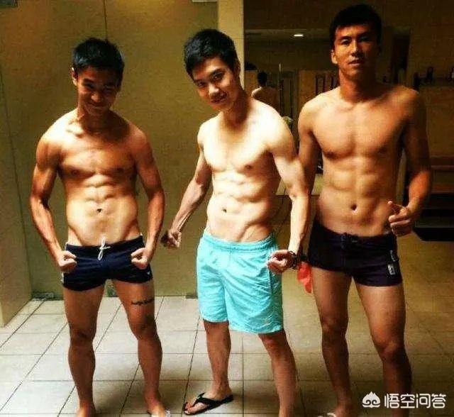 韦世豪脱衣庆祝晒肌肉,有球迷说:没纹身的话打满分,你怎么看?