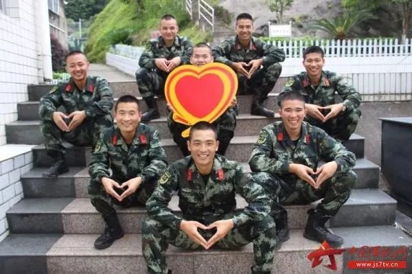 当兵后悔两年,不当兵后悔一辈子。 是什么意思??