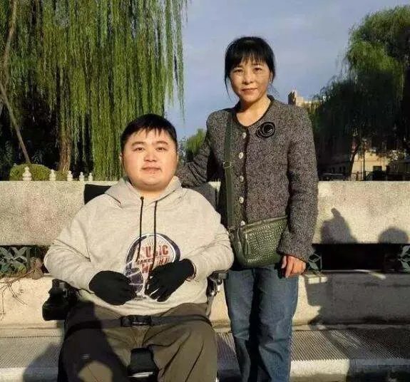 妈妈背患病儿子读到清华博士,儿子患的什么病?
