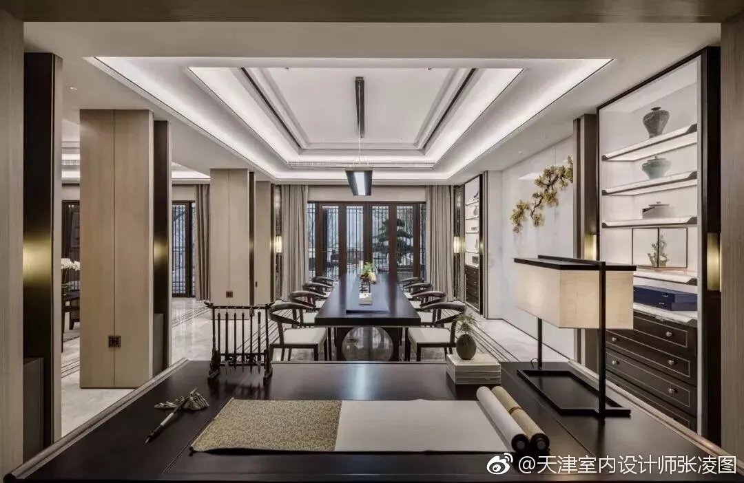 “留连戏蝶时时舞,自在娇莺恰恰啼。“唐朝诗人杜甫一首《江畔独...