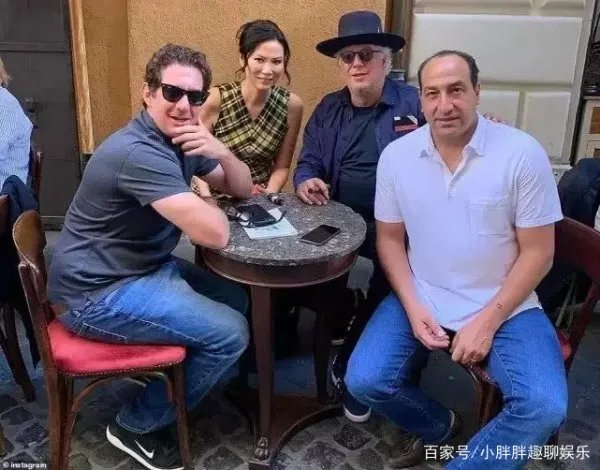 嫁豪门,恋上小鲜肉,52岁的邓文迪过得怎么样?