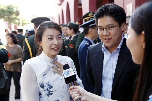 郭晶晶婚礼上父母坐经济舱是怎么回事？