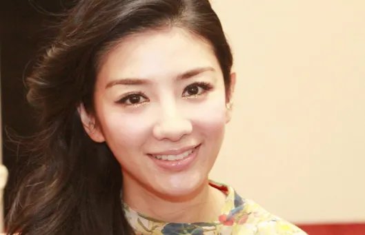 黄奕已经和前夫离婚很多年了，她现在过的这么样？