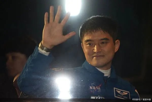 神舟十二号宇航员成功着陆后,为什么有一人是坐飞机离开的?