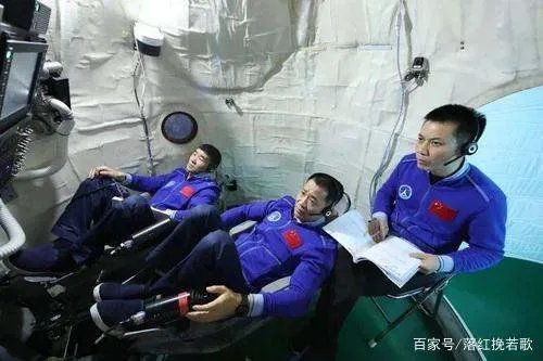 神舟十二号宇航员成功着陆后,为什么有一人是坐飞机离开的?
