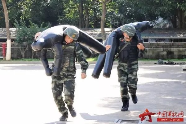 当兵后悔两年,不当兵后悔一辈子。 是什么意思??