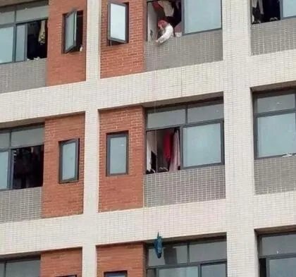 女大学生用床单从6楼吊外卖说明了什么?