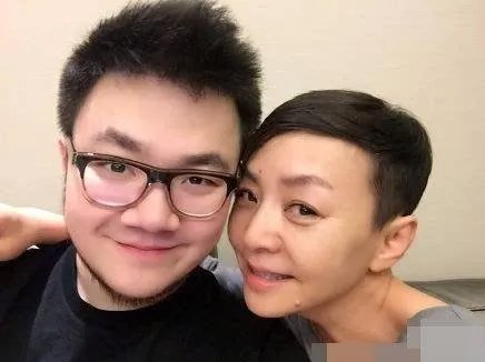 宋丹丹儿子巴图瘦了,他的颜值和从前相比有何变化?