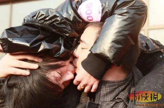 “接吻”马拉松?合肥上演接吻大赛多人晕倒
