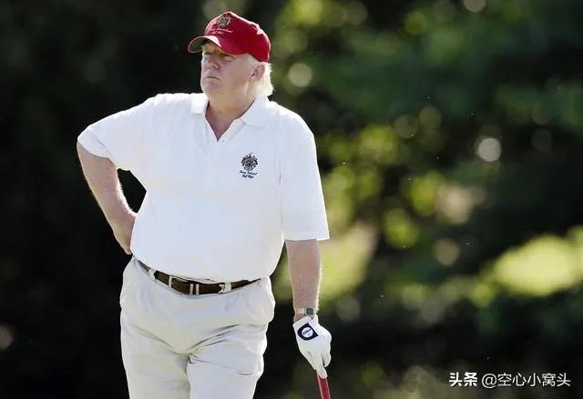 美国死亡病例10万，全国降半旗哀悼，总统却去打高尔夫，你怎么看？