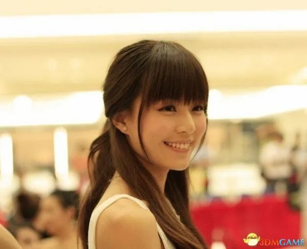 深大校花温健婷新旧照片对比:青涩退去变优雅
