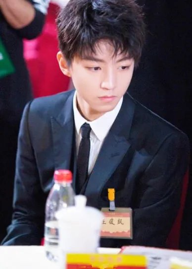 吴京也来蹭王俊凯热度什么情况?