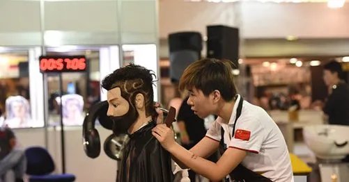 是谁剪发剪成副教授?