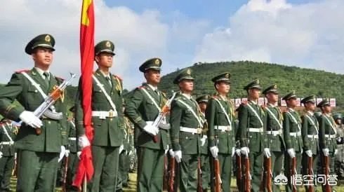 我儿子今年高考,成绩上不了本科,是去当兵好,还是报个大专学校再去当兵好?