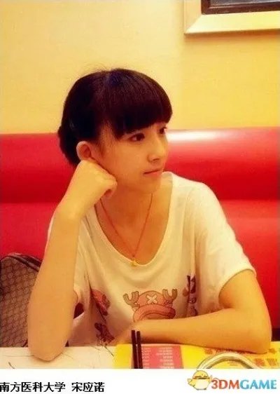 深大校花温健婷新旧照片对比:青涩退去变优雅