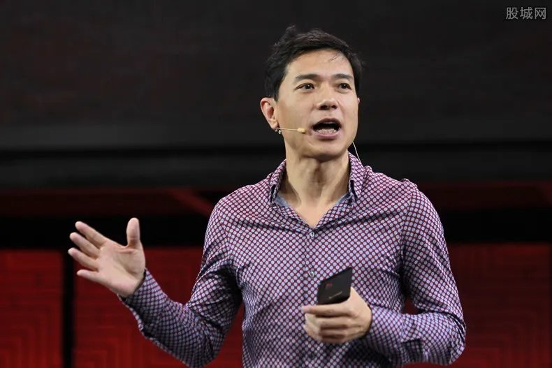李彦宏被泼水原因和泼水者身份 他为什么被浇水