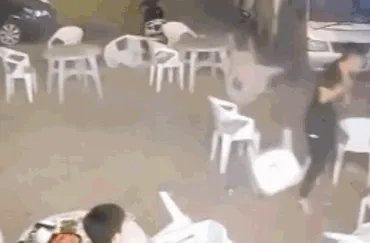 警方通报小车冲过夜市撞飞数人,司机竟是无证酒驾,会怎么判?