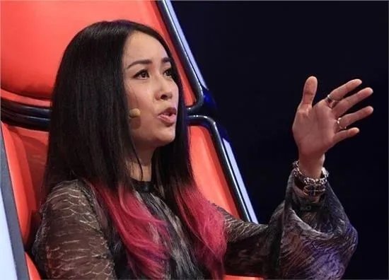 《中国好声音》邢晗铭夺冠被吐槽，助唱的周深成为当晚最大的惊喜？
