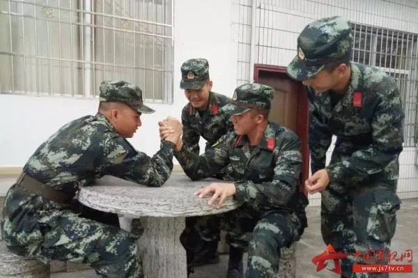 当兵后悔两年,不当兵后悔一辈子。 是什么意思??