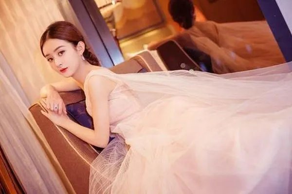 赵丽颖当妈后依然如少女，嫁个对的人会让自己更美么？