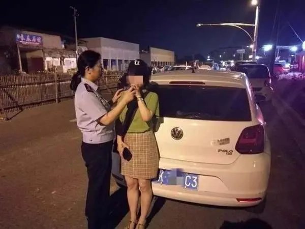 男子醉驾连撞6车竟甩锅给妹妹,交通事故顶包要负什么责?