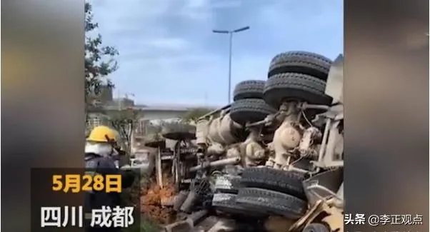 成都一私家车被罐车侧翻压扁，司机从副驾驶自行爬出，怎么回事？