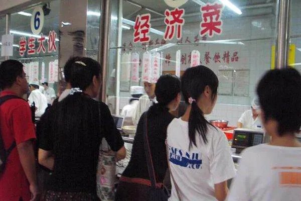 河北五名家长参与反应学校食堂卫生问题被刑拘,食堂是否存在食品安全问题?