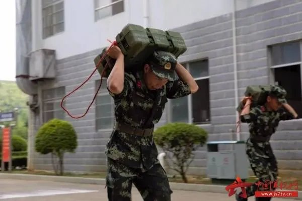 当兵后悔两年,不当兵后悔一辈子。 是什么意思??