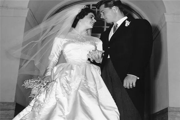 世界上最美十大婚纱:伊丽莎白二世的婚纱上镶满了1万颗珍珠
