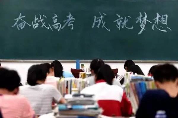 山东82岁老人参加高考,与老伴并肩回家,这位老人为何参加高考?