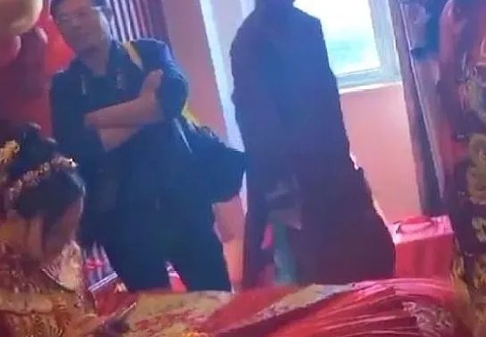接亲被丈母娘嫌给一万八太少,遇到这样的情况,新郎该如何应对?