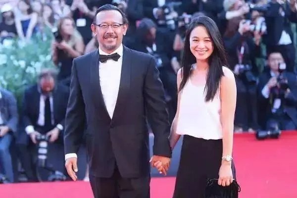 姜文这么骄傲的人,为什么会被老婆周韵“拿”得死死的?