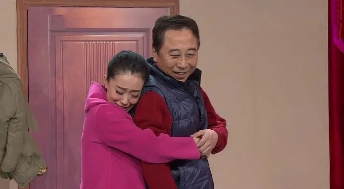 因为春晚跷二郎腿出名,是冯巩的爱女,现在为何为贾玲打工?