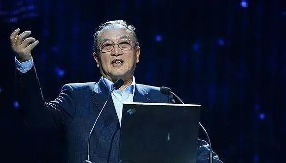 联想集团柳传志入选小学教科书,引发网友争议,你怎么看呢?