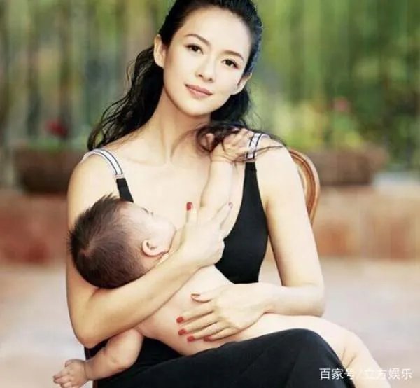 章子怡女儿醒醒脸曝光,单眼皮小肉脸随父亲,汪峰基因太强大!你怎么看?