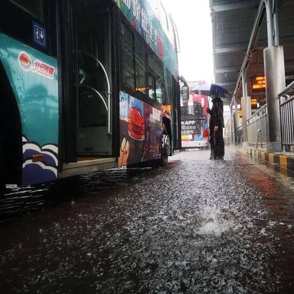 北京巨型雨幕从天而降,多地已出现积水倒灌,当地采取了哪些举措?