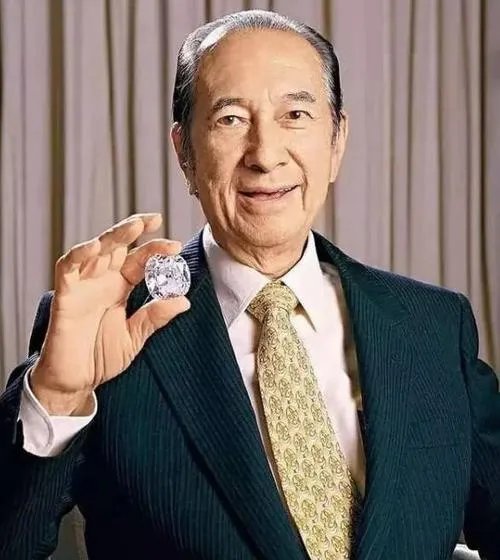 何鸿燊仍未下葬全家难办喜事,死去这么长时间,为何不下葬?