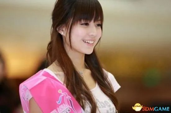 深大校花温健婷新旧照片对比:青涩退去变优雅