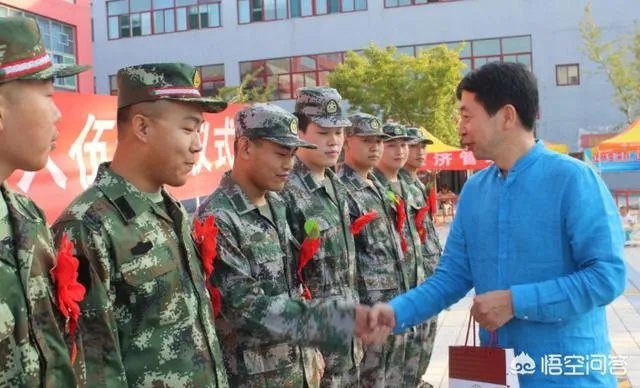 我儿子今年高考,成绩上不了本科,是去当兵好,还是报个大专学校再去当兵好?