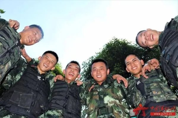 当兵后悔两年,不当兵后悔一辈子。 是什么意思??